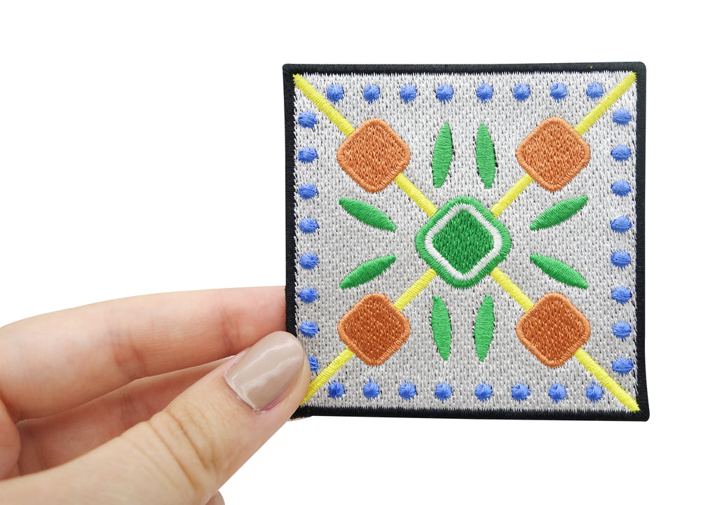Keramik Muster Patch gehalten von einer Frauenhand