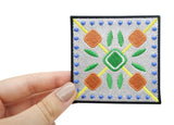Keramik Muster Patch gehalten von einer Frauenhand
