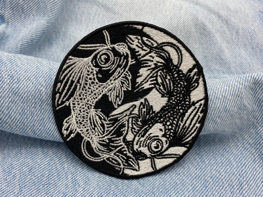 Yin und Yang Patch auf blauer Jeans