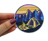 Frauenhand hält den Camping Patch