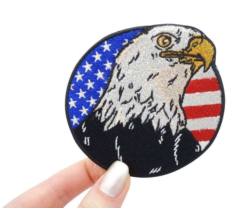 Frauenhand hält den USA Adler Patch