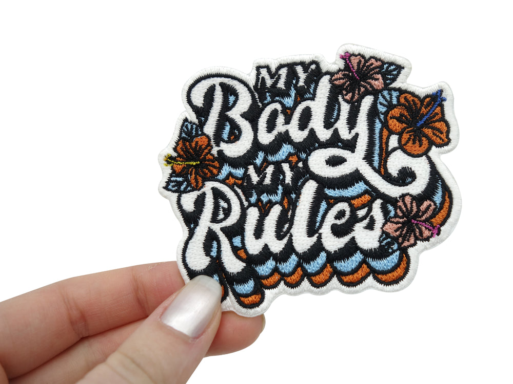 My Body My Rules Patch gehalten von einer Frauenhand