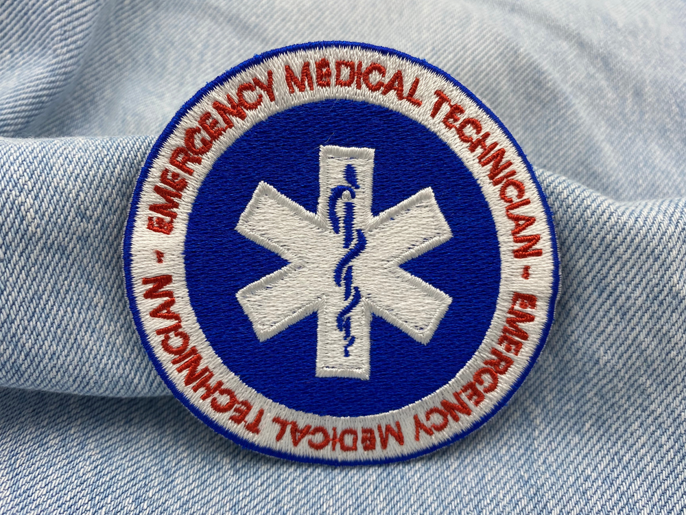 Sanitäter Patch auf blauer Jeans