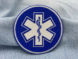 Medic Kreuz Patch auf blauer Jeans