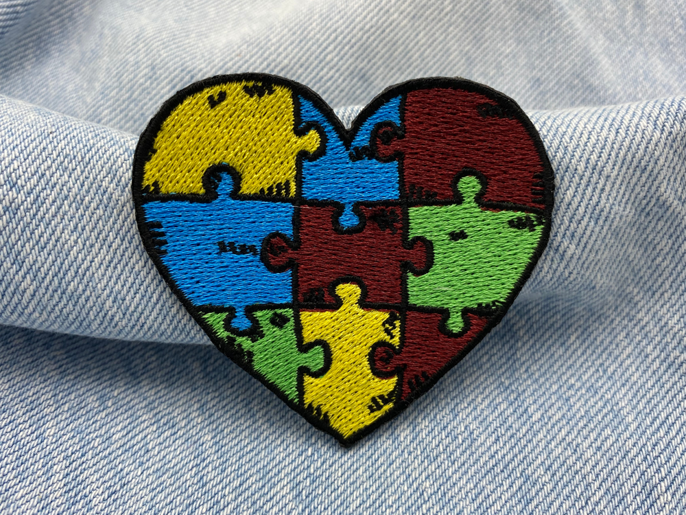 Puzzle Herz Patch auf blauer Jeans