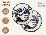 Vorder- und Rückseite des Patches, mit Bügelfolie. „Finally Home“ Logo und Nutzungsoptionen: Aufbügeln, Aufnähen, Aufkleben mit Textilkleber
