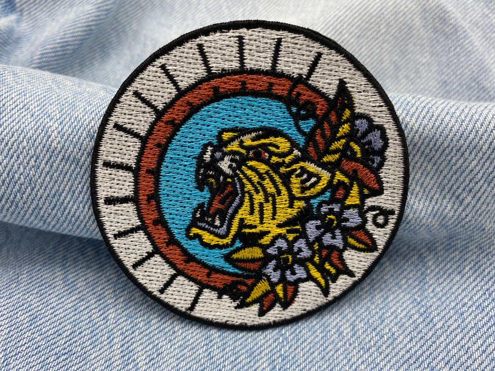 Tiger Patch auf blauer Jeans