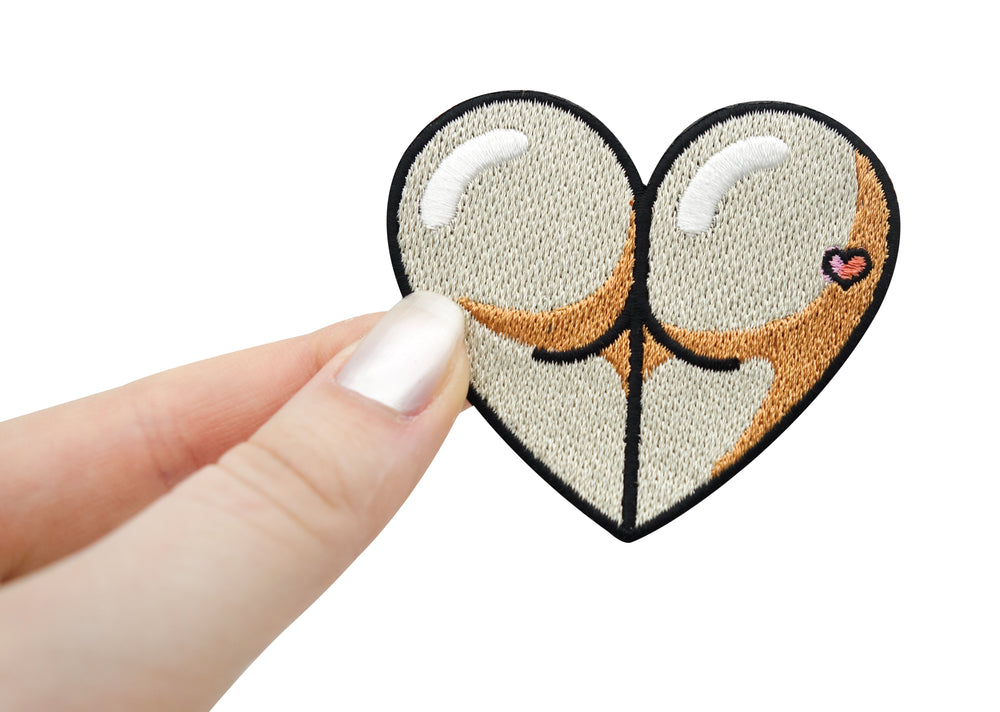 Popo in Herzform Patch gehalten von einer Frauenhand