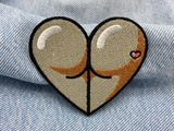 Popo in Herzform Patch auf blauer Jeans