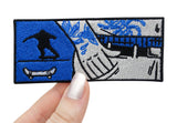 Frauenhand hält den Skater Patch