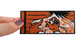 Frauenhand hält den Tätowierer Patch