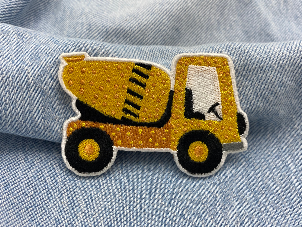Betonmischer Patch auf blauer Jeans