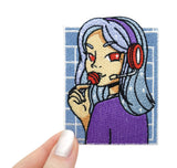 Frauenhand hält den Manga Girl mit Lolly Patch