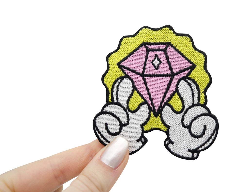 Frauenhand hält den Diamant Patch
