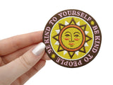Be Kind Patch gehalten von einer Frauenhand