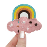 Regenbogen Patch gehalten von einer Frauenhand