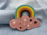 Regenbogen Patch auf blauer Jeans