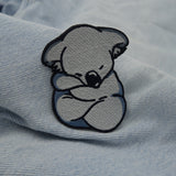 Koala Patch auf heller blauer Jeans