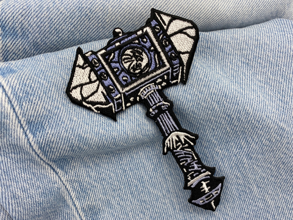 Wikinger Hammer Patch auf blauer Jeans