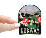 Frauenhand hält den Norwegen Patch