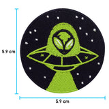 Alien im Ufo Patch mit der Maße: 5,9 x 5,9 cm
