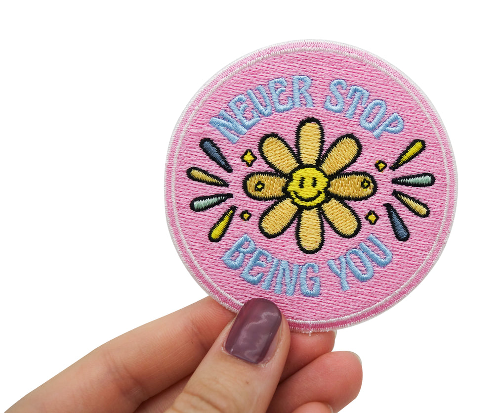 Frauenhand hält den Sonnenblumen Patch