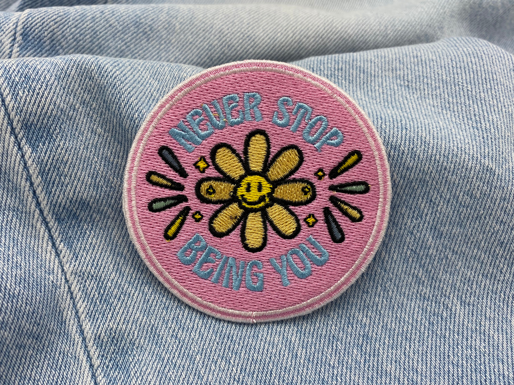 Sonnenblumen Patch auf blauer Jeans