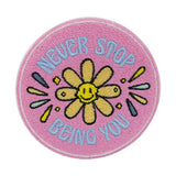 Pinker Never Stop Being You Patch mit Sonnenblume in der Mitte