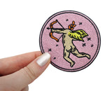 Engel ohne Kopf Patch gehalten von einer Frauenhand