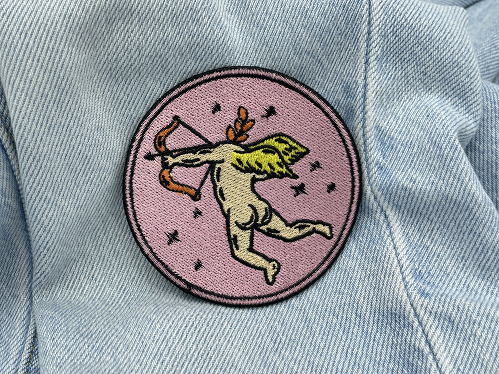 Engel ohne Kopf Patch auf heller blauer Jeans