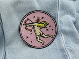 Engel ohne Kopf Patch auf heller blauer Jeans