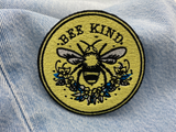 Bee Kind Patch auf blauer Jeans
