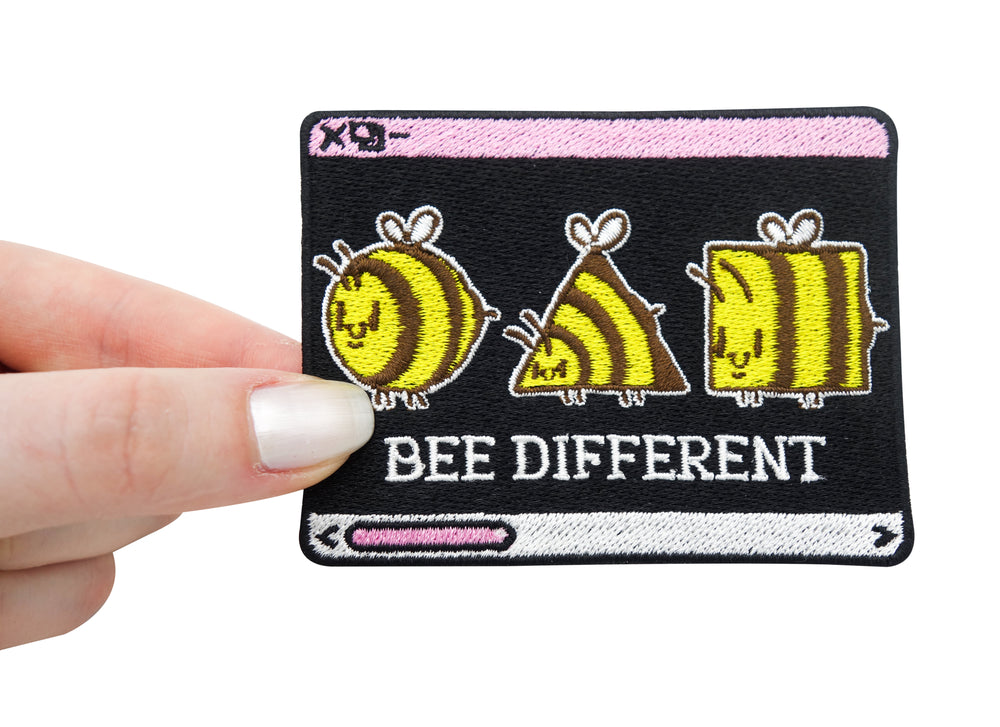 Frauenhand hält den Bee Different Patch