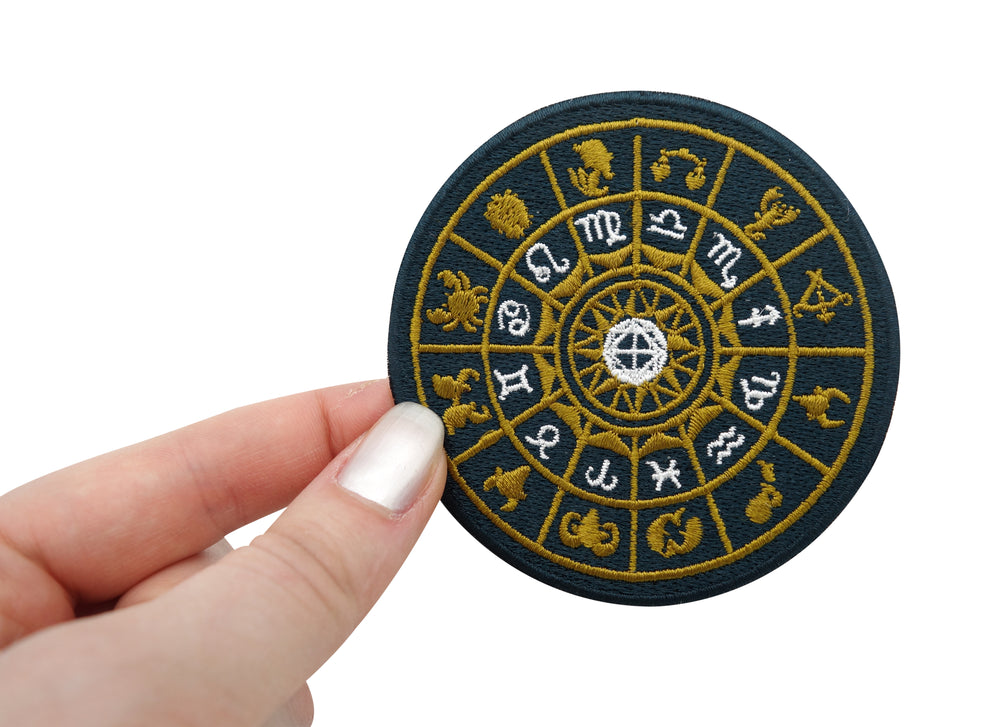 Frauenhand hält Astrologie Patch