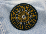 Astrologie Patch auf blauer Jeans