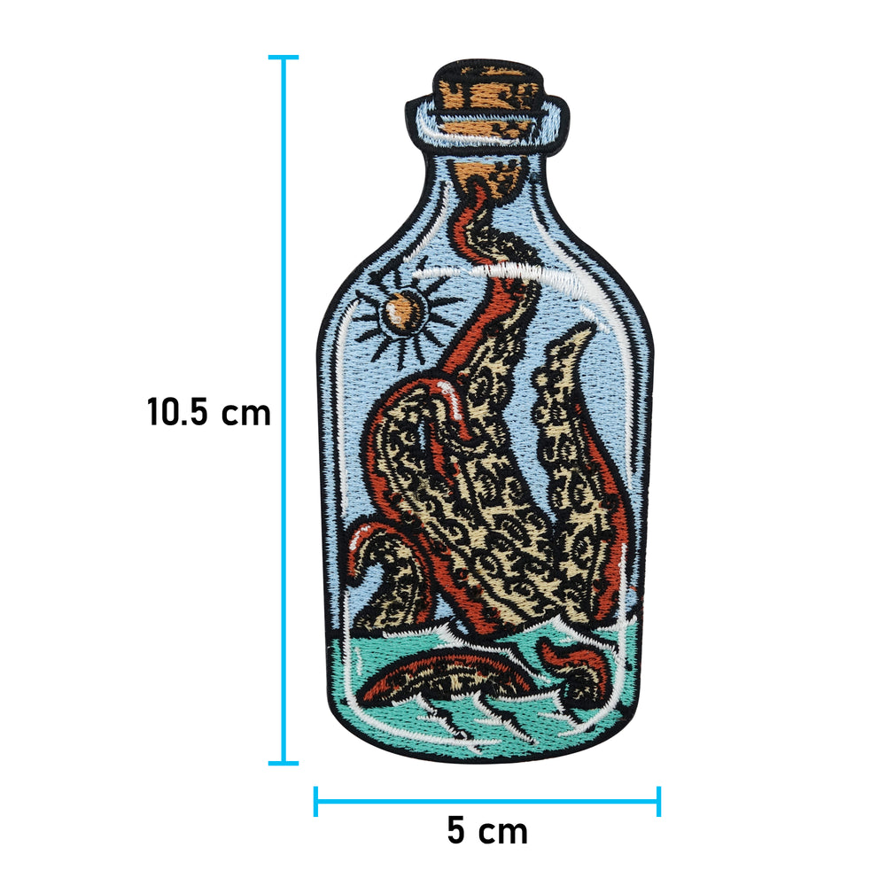 Krake in der Flasche Patch mit der Maße: 10,5 x 5 cm