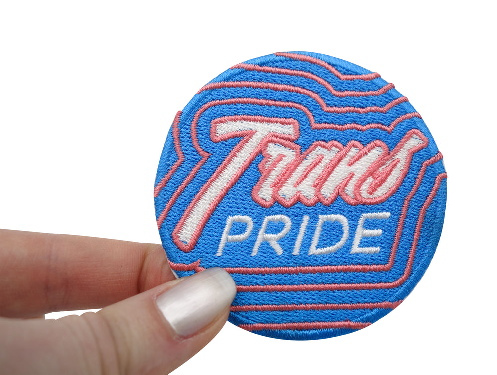 Trans Pride Patch gehalten von einer Frauenhand