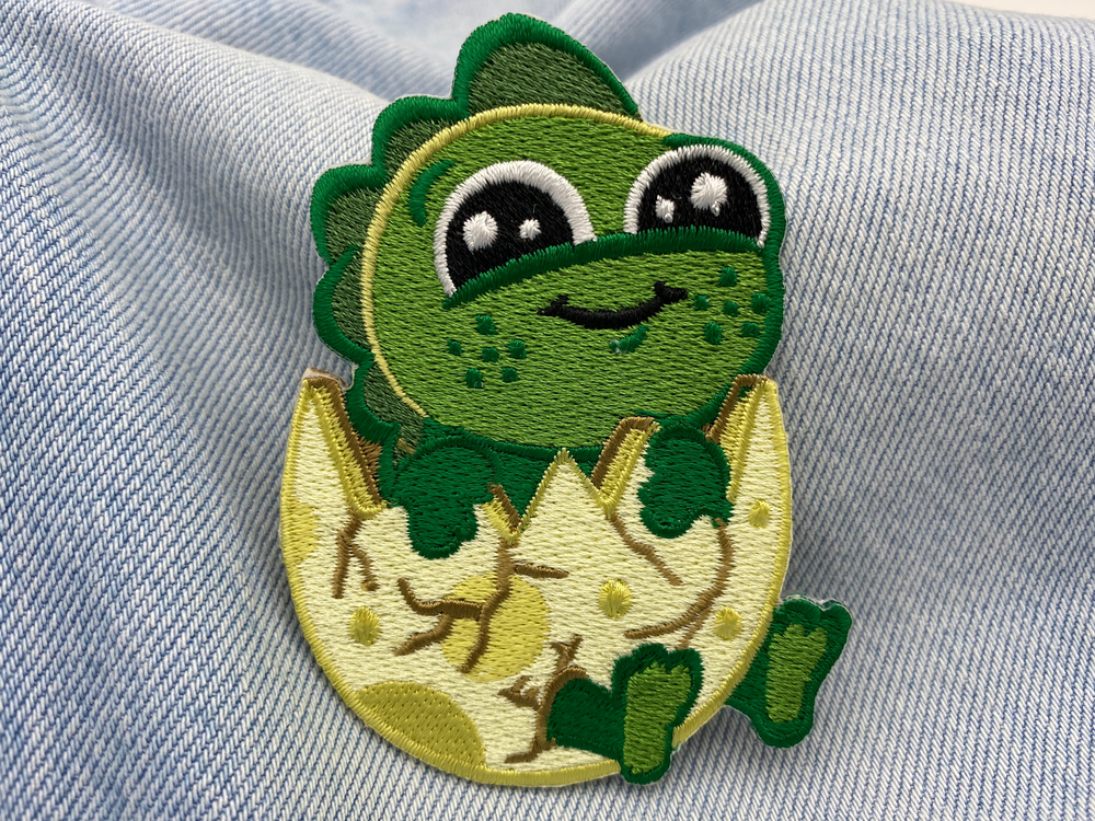 Baby Dino Patch auf blauer Jeans