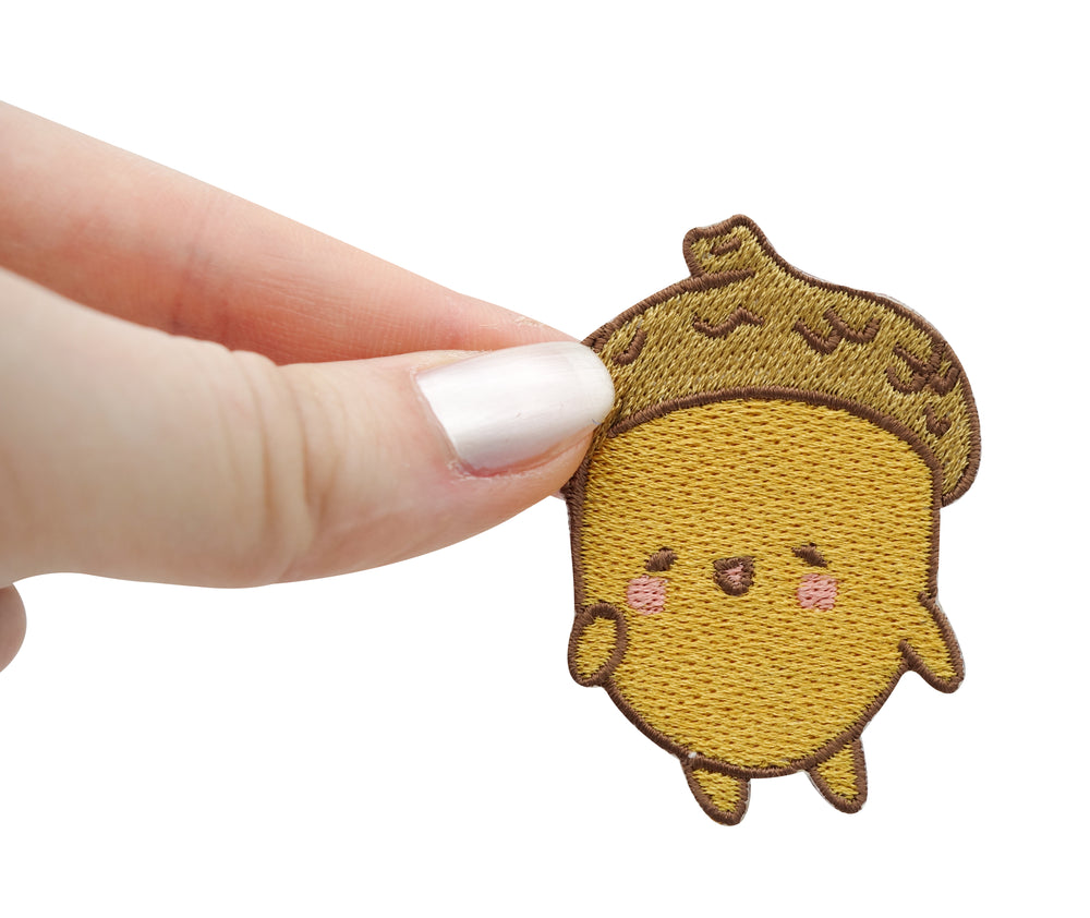 Kawaii Eichel Patch gehalten von einer Frauenhand
