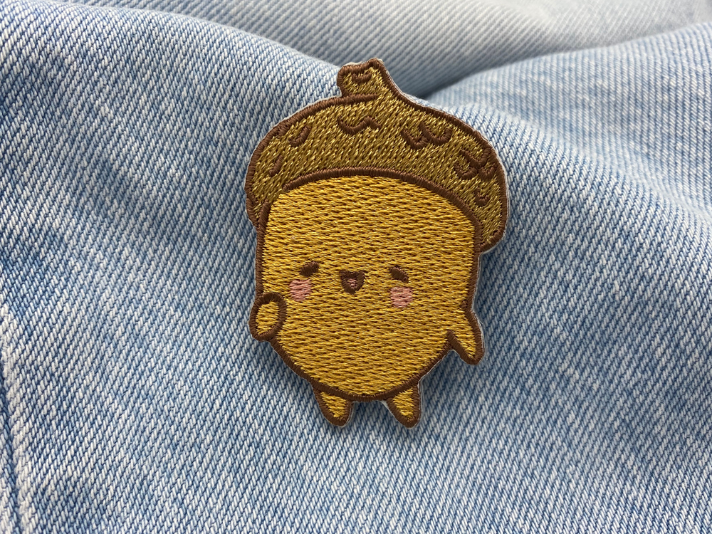 Kawaii Eichel Patch auf einer blauen Jeans
