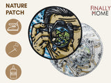 Vorder- und Rückseite des Patches, mit Bügelfolie. „Finally Home“ Logo und Nutzungsoptionen: Aufbügeln, Aufnähen, Aufkleben mit Textilkleber