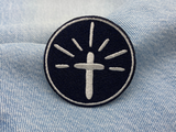 Kreuz Patch auf blauer Jeans