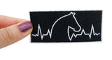 Frauenhand hält den Herzschlag Pferdekopf Patch