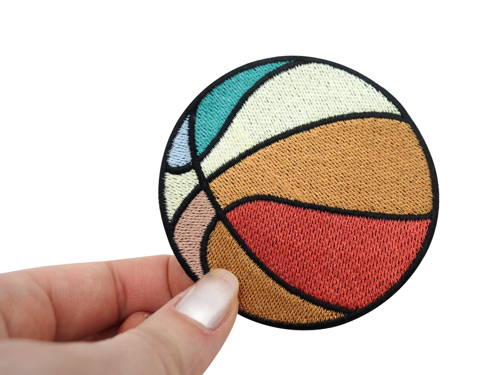 Frauenhand hält den Basketball Patch