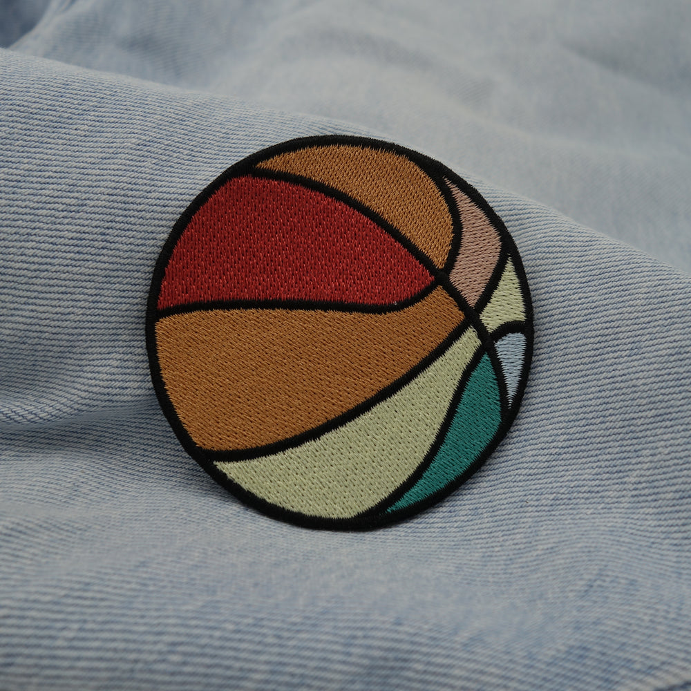 Basketball Patch auf blauer Jeans