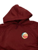 Basketball Patch aufgebügelt auf einem roten Pullover