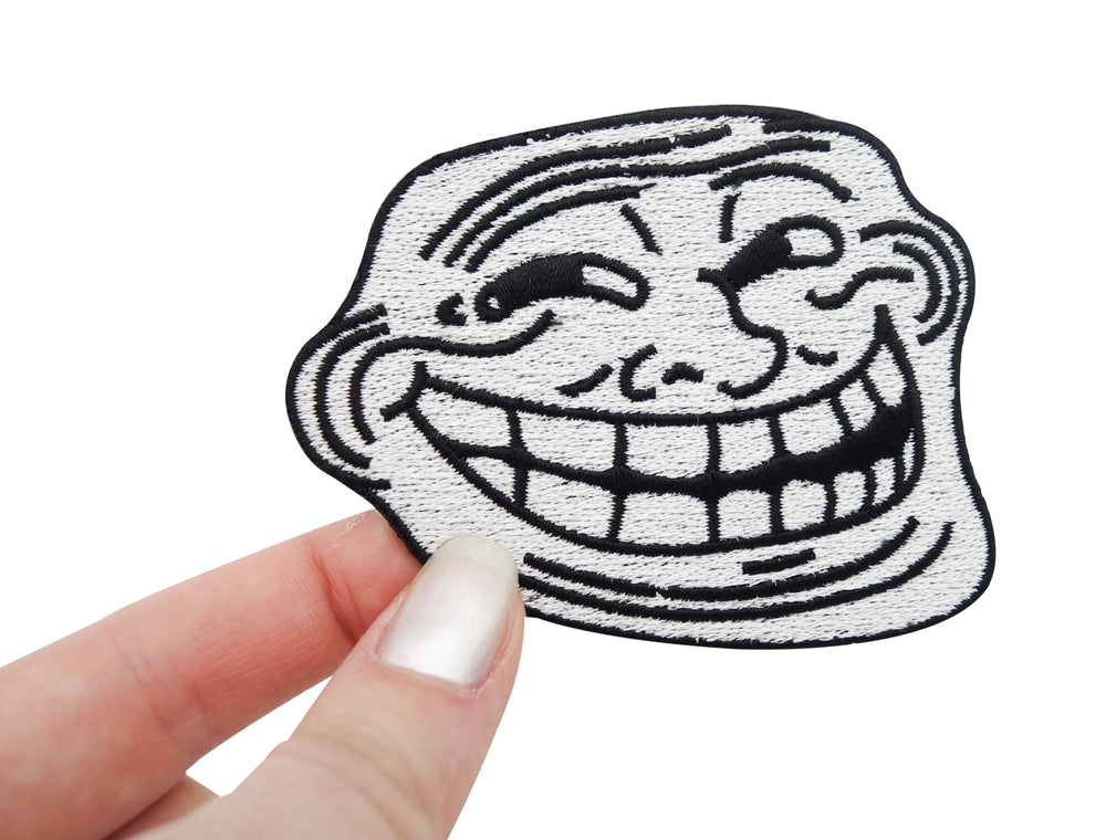 Trollface Meme Patch gehalten von einer Frauenhand