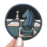 Frauenhand hält den Schach Patch