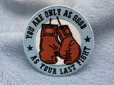 Boxhandschuhe Patch auf blauer Jeans
