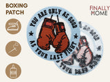 Vorder- und Rückseite des Patches, mit Bügelfolie. „Finally Home“ Logo und Nutzungsoptionen: Aufbügeln, Aufnähen, Aufkleben mit Textilkleber